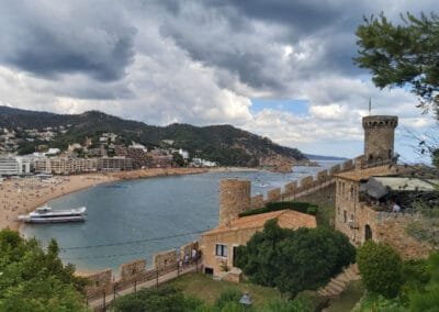 Tossa de Mar kastalamúr og mjúk sandströnd